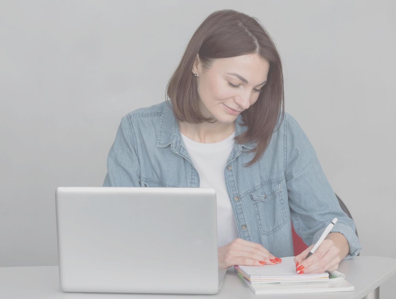 Moderne Büroumgebung mit Fokus auf Finanzanalyse und Teamarbeit