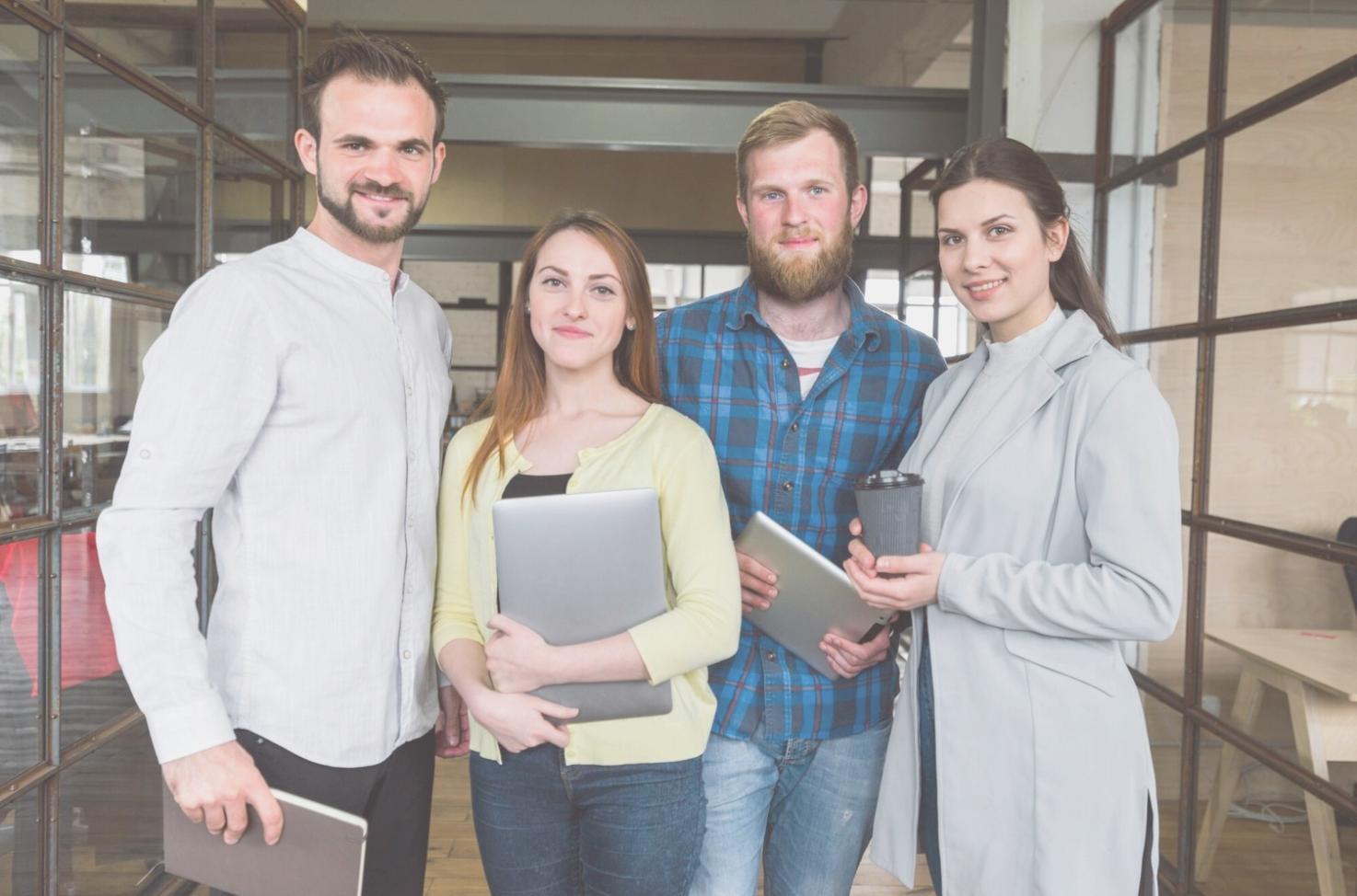 Frühe Planungssitzung mit Whiteboards und Finanzdiagrammen